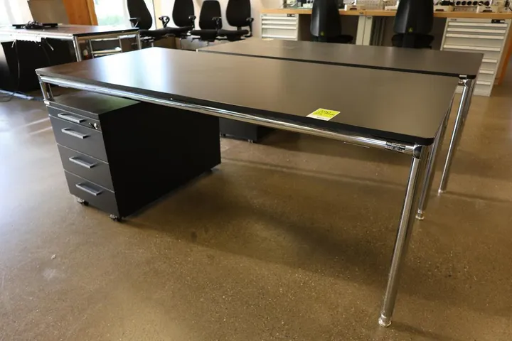 1 x Bosse Tisch 1 x Palmberg Rollcontainer Tischmaß: 180 x 80 x 68 cm